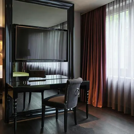 Roomers Frankfurt Central, Autograph Collection-2